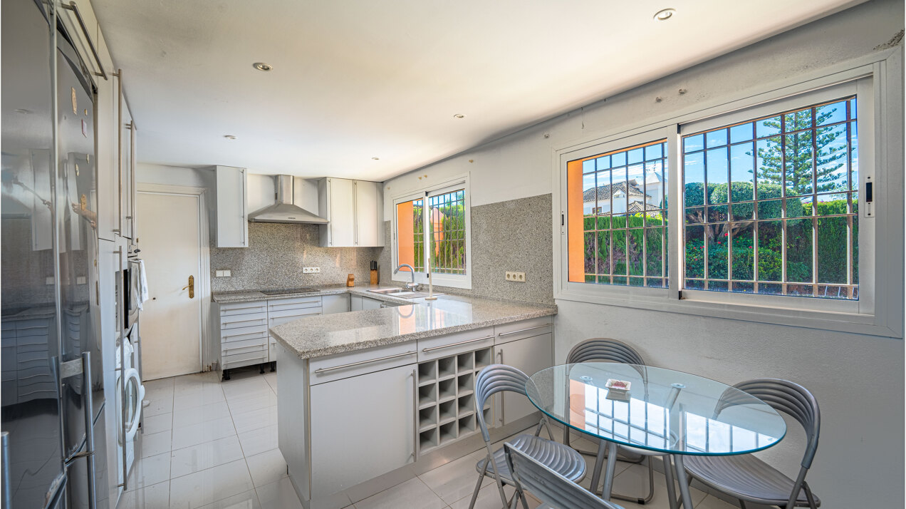 Beachside Villa with mountain views in an exclusive urbanization in Marbella Golden Mile