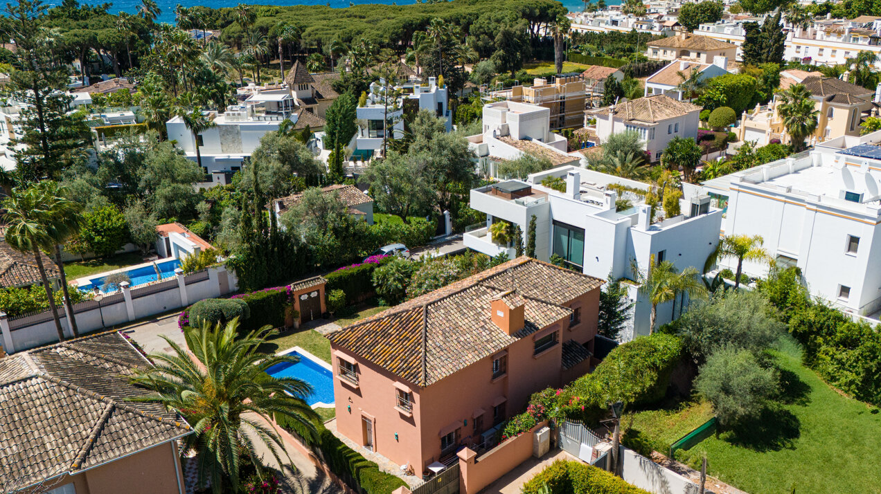 Beachside Villa with mountain views in an exclusive urbanization in Marbella Golden Mile