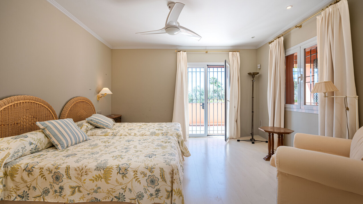 Beachside Villa with mountain views in an exclusive urbanization in Marbella Golden Mile