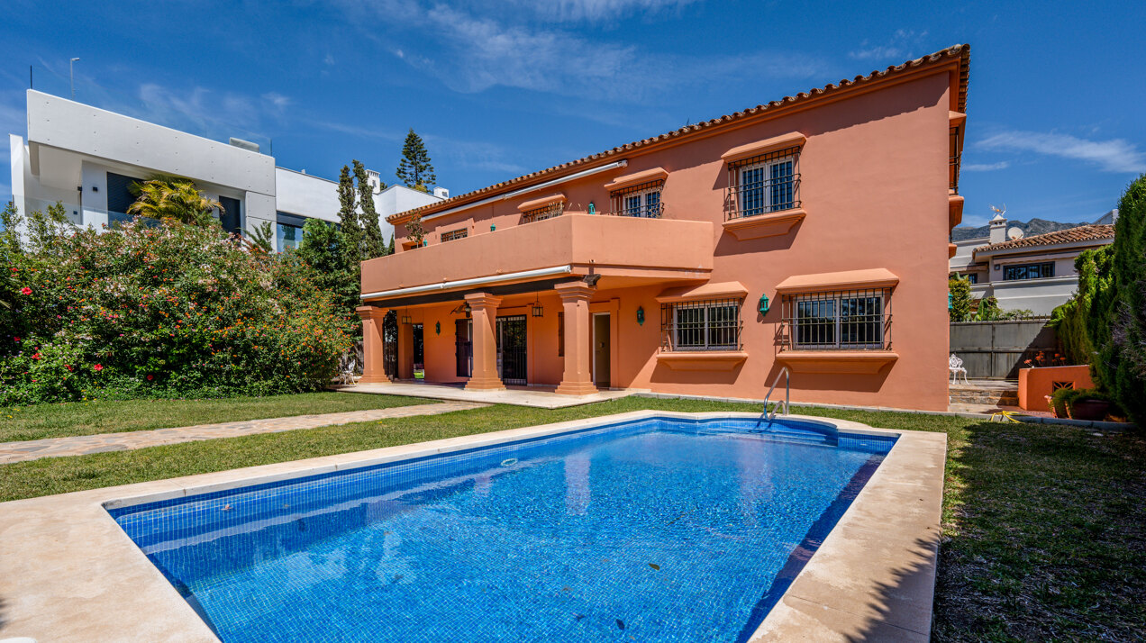 Beachside Villa with mountain views in an exclusive urbanization in Marbella Golden Mile