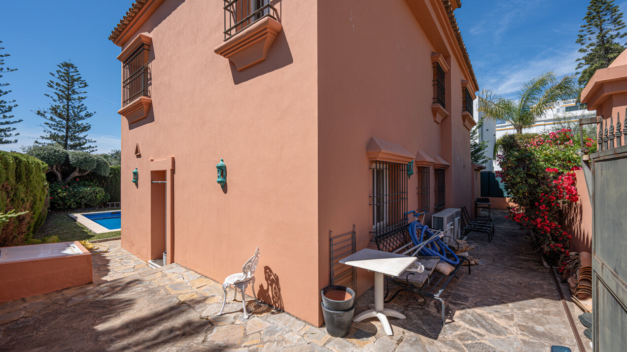 Beachside Villa with mountain views in an exclusive urbanization in Marbella Golden Mile