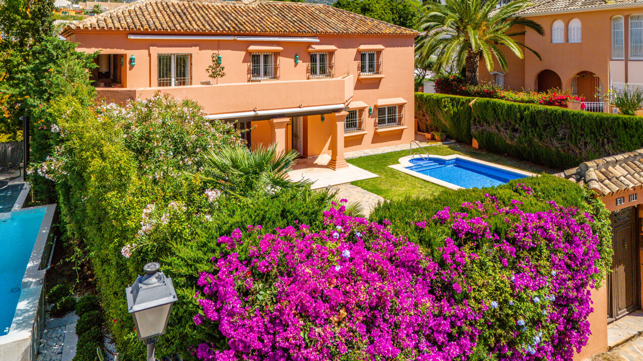Beachside Villa with mountain views in an exclusive urbanization in Marbella Golden Mile