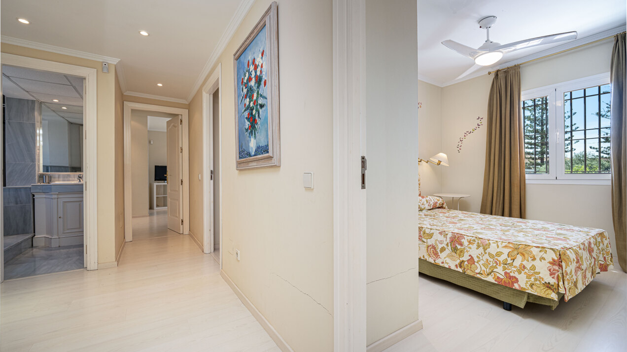 Beachside Villa with mountain views in an exclusive urbanization in Marbella Golden Mile