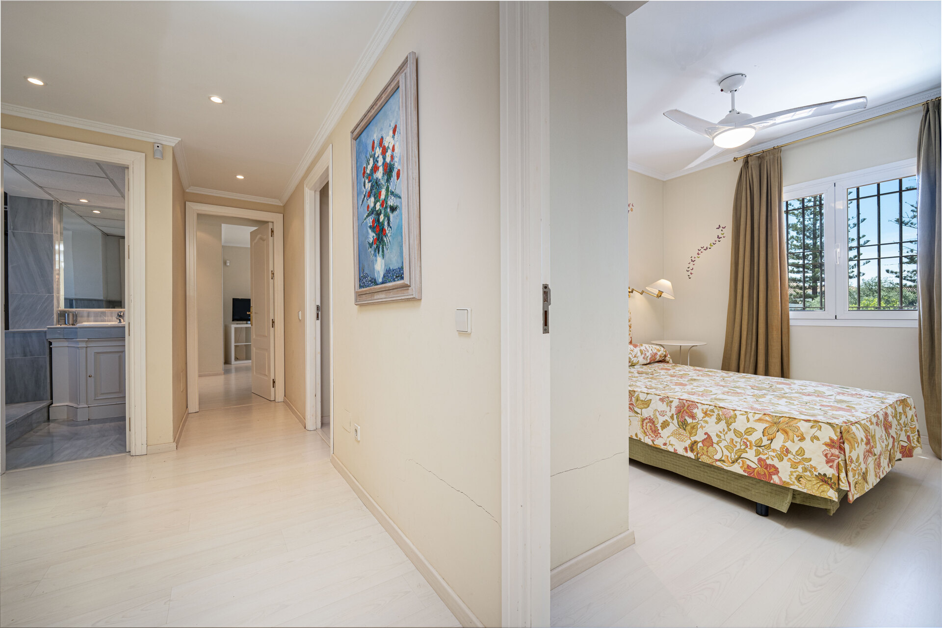 Beachside Villa with mountain views in an exclusive urbanization in Marbella Golden Mile
