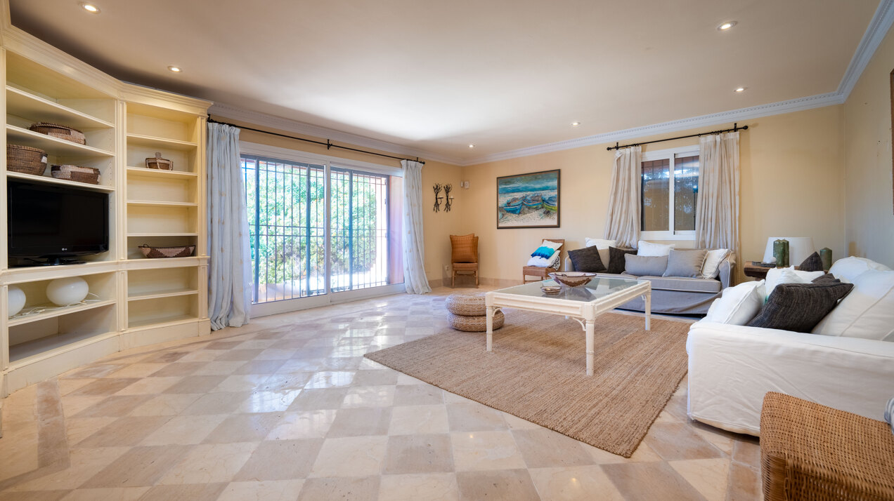 Beachside Villa with mountain views in an exclusive urbanization in Marbella Golden Mile