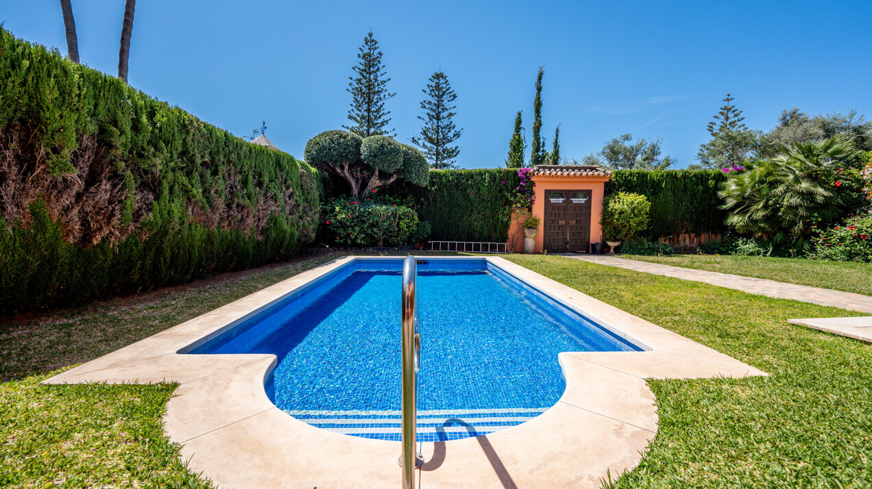 Beachside Villa with mountain views in an exclusive urbanization in Marbella Golden Mile