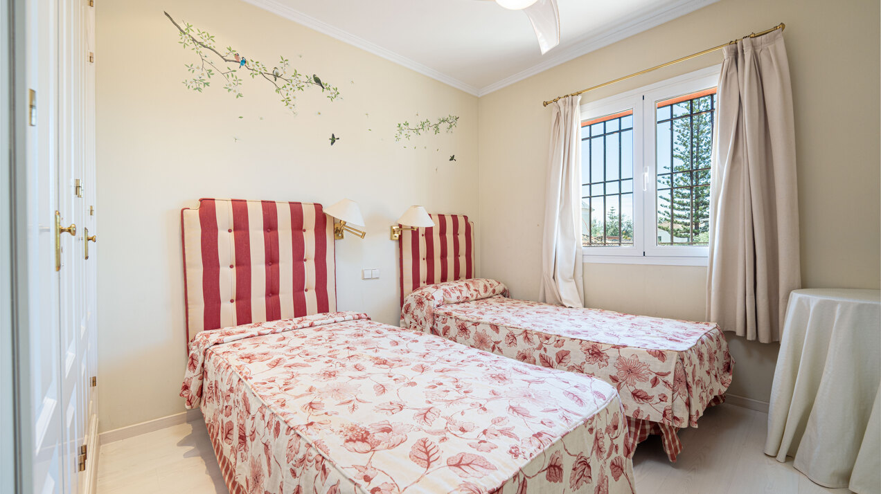 Beachside Villa with mountain views in an exclusive urbanization in Marbella Golden Mile
