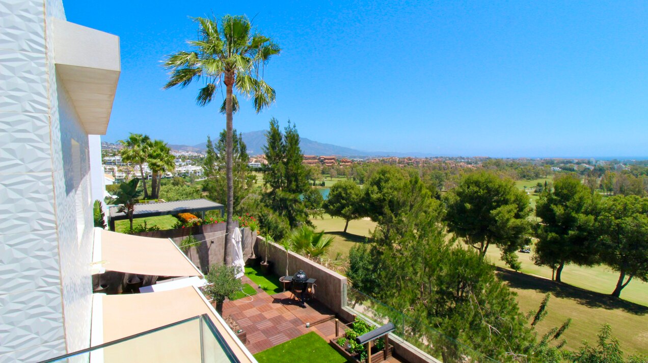 Villa with panoramic views on the first line of golf for sale in Nueva Atalaya, Benahavís