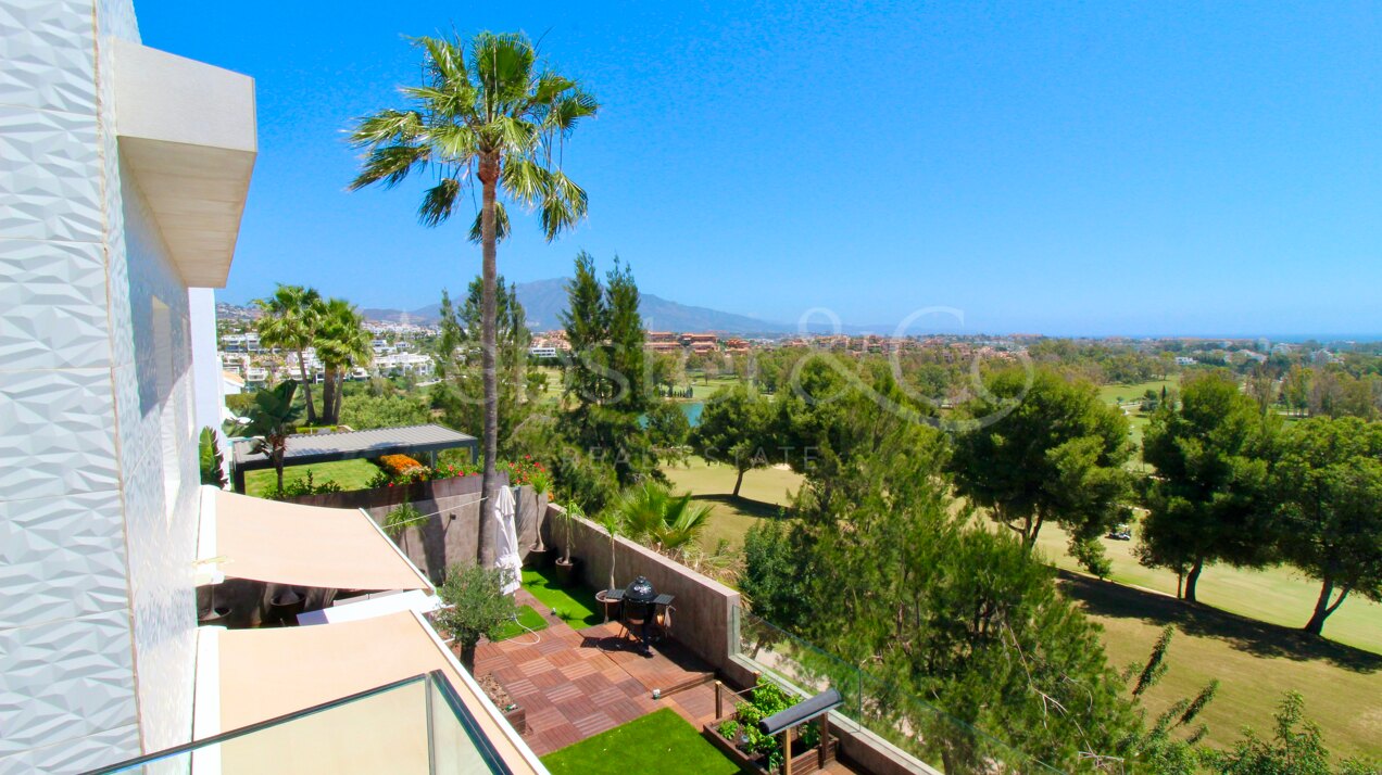 Exclusiva Villa en Primera Línea de Golf en Benahavís