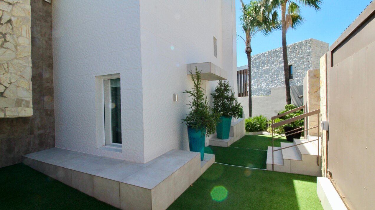 Villa with panoramic views on the first line of golf for sale in Nueva Atalaya, Benahavís