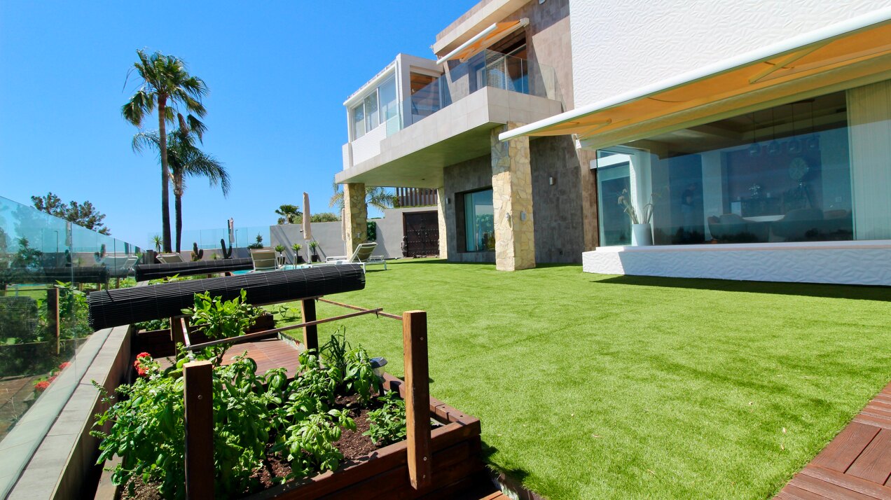 Villa with panoramic views on the first line of golf for sale in Nueva Atalaya, Benahavís
