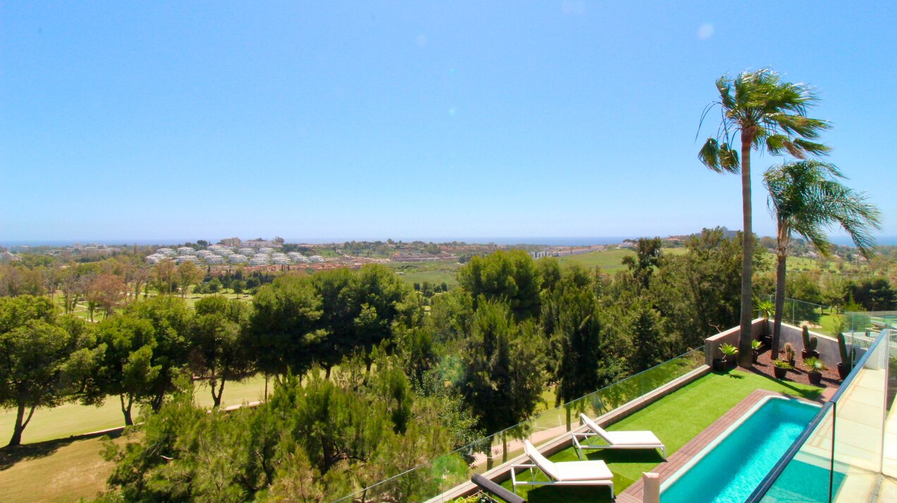 Villa with panoramic views on the first line of golf for sale in Nueva Atalaya, Benahavís
