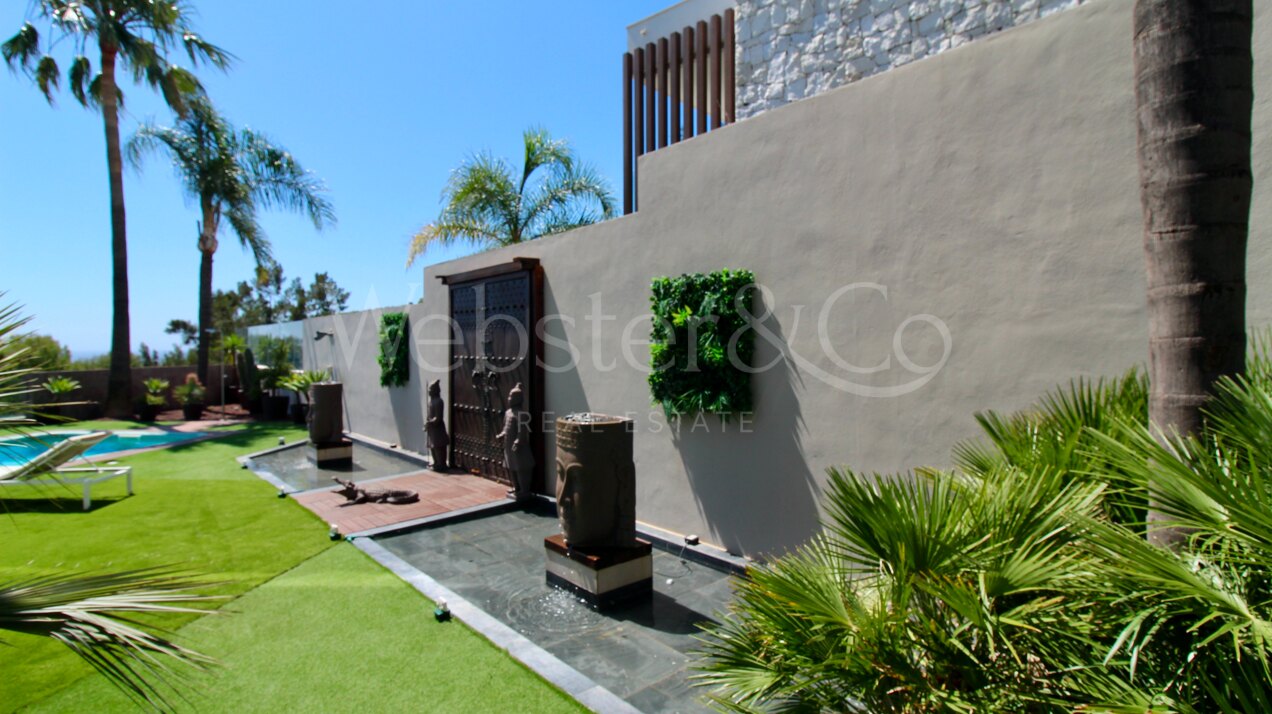 Exclusiva Villa en Primera Línea de Golf en Benahavís