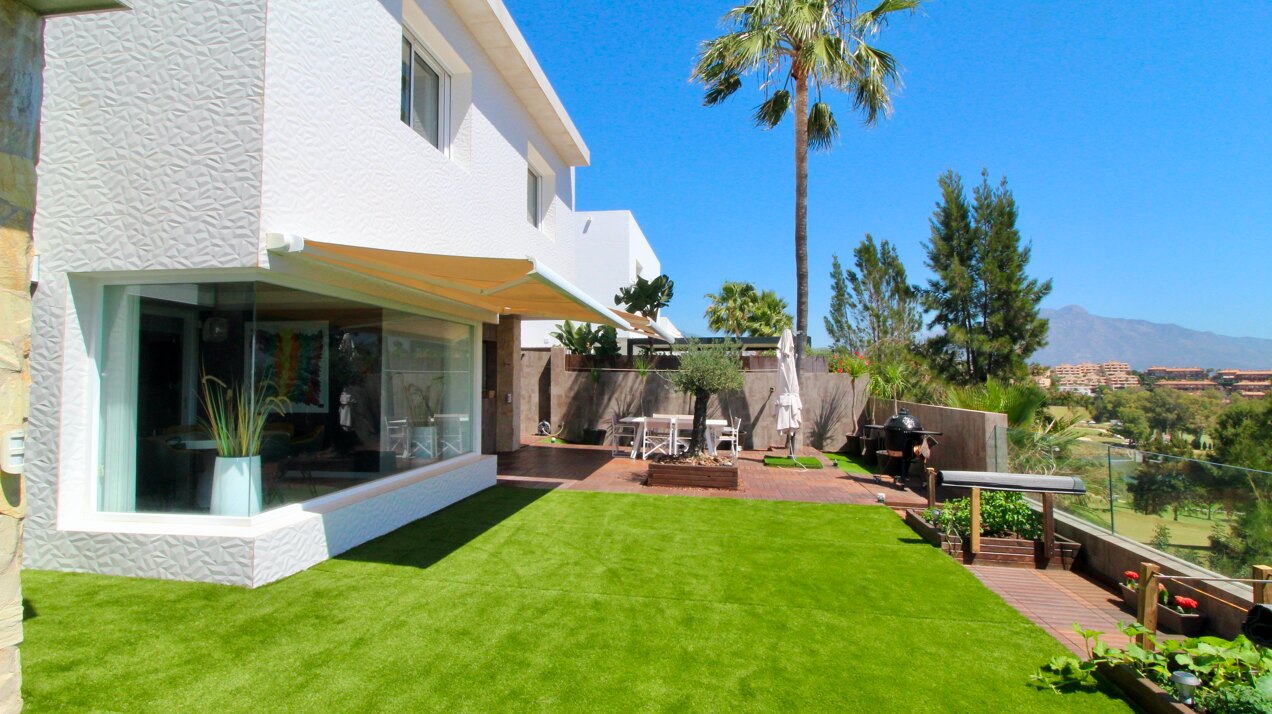 Villa with panoramic views on the first line of golf for sale in Nueva Atalaya, Benahavís