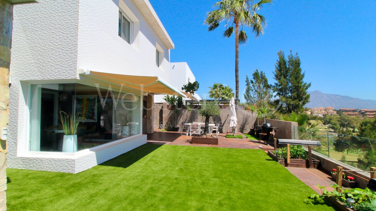 Exclusiva Villa en Primera Línea de Golf en Benahavís