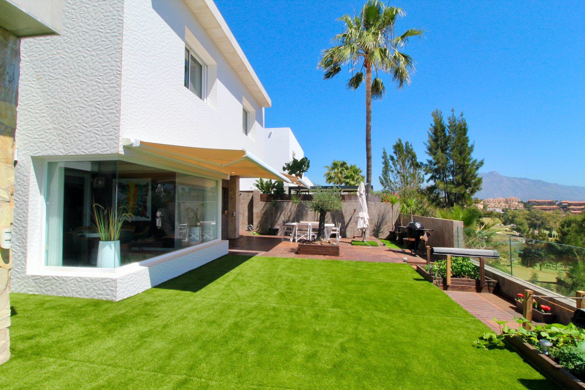 Villa with panoramic views on the first line of golf for sale in Nueva Atalaya, Benahavís