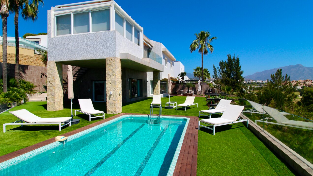 Villa with panoramic views on the first line of golf for sale in Nueva Atalaya, Benahavís