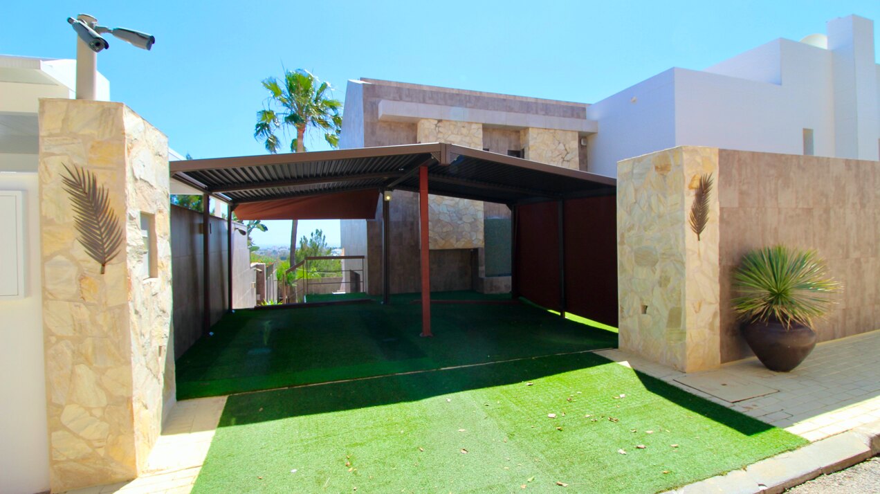 Villa with panoramic views on the first line of golf for sale in Nueva Atalaya, Benahavís