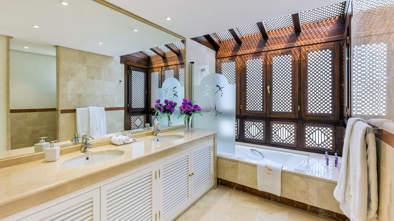 Refined coastal lifestyle in beachside position