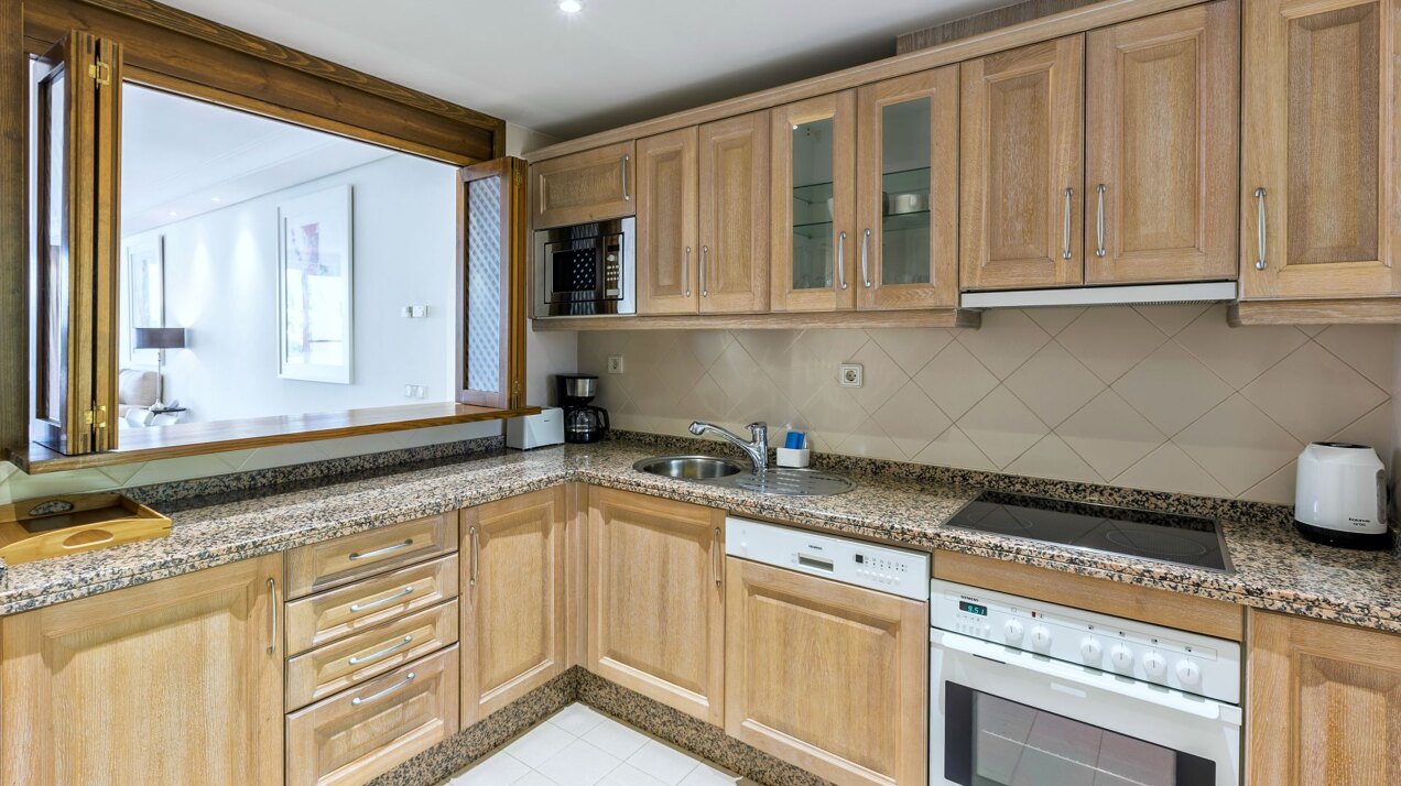 Refined coastal lifestyle in beachside position