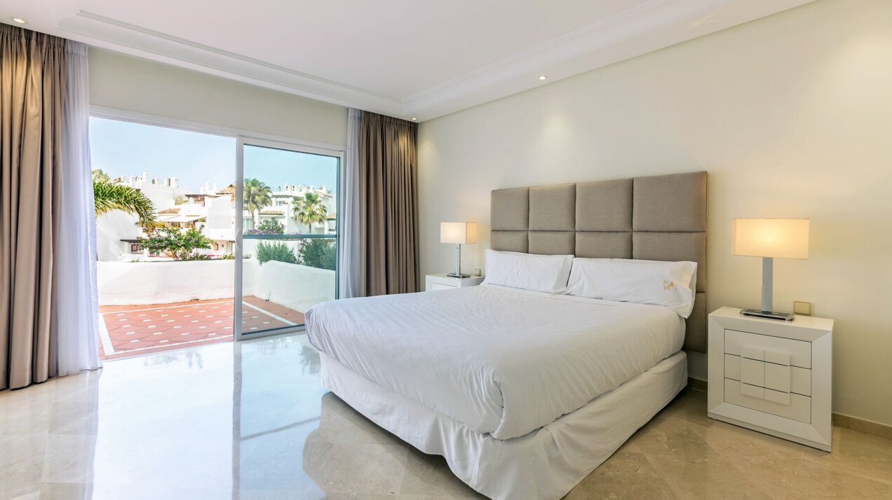 Refined coastal lifestyle in beachside position