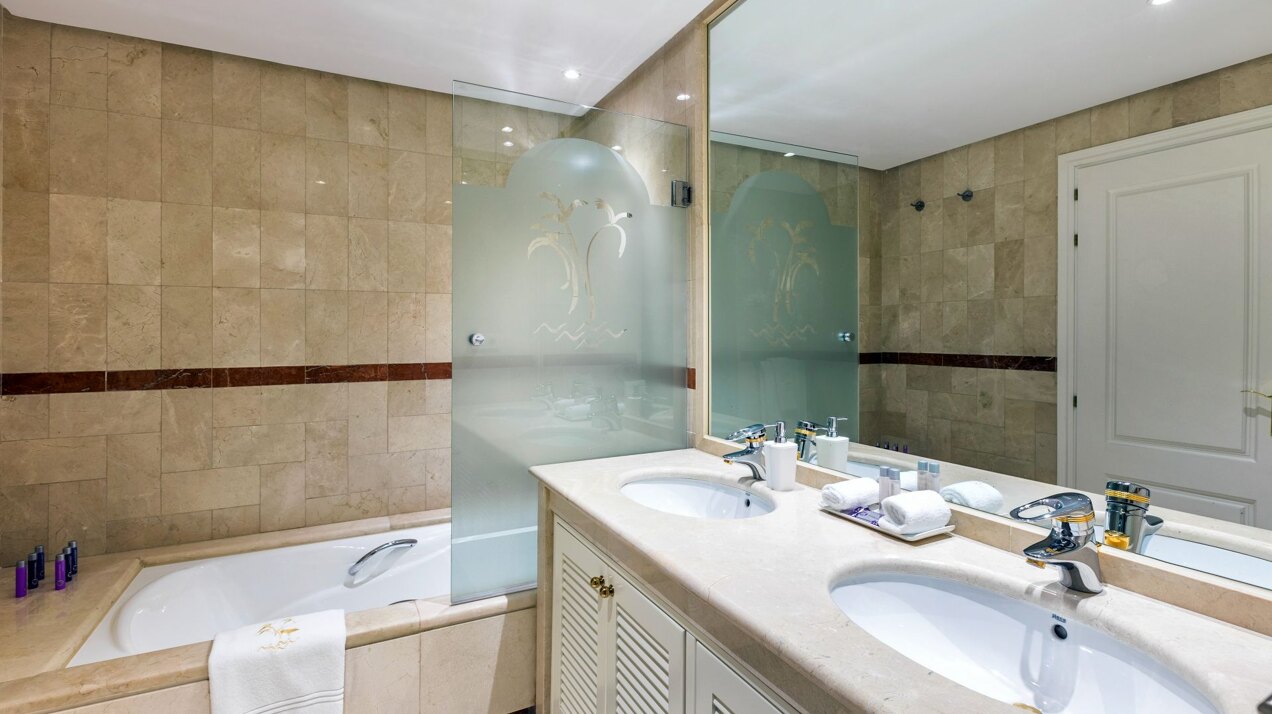 Refined coastal lifestyle in beachside position