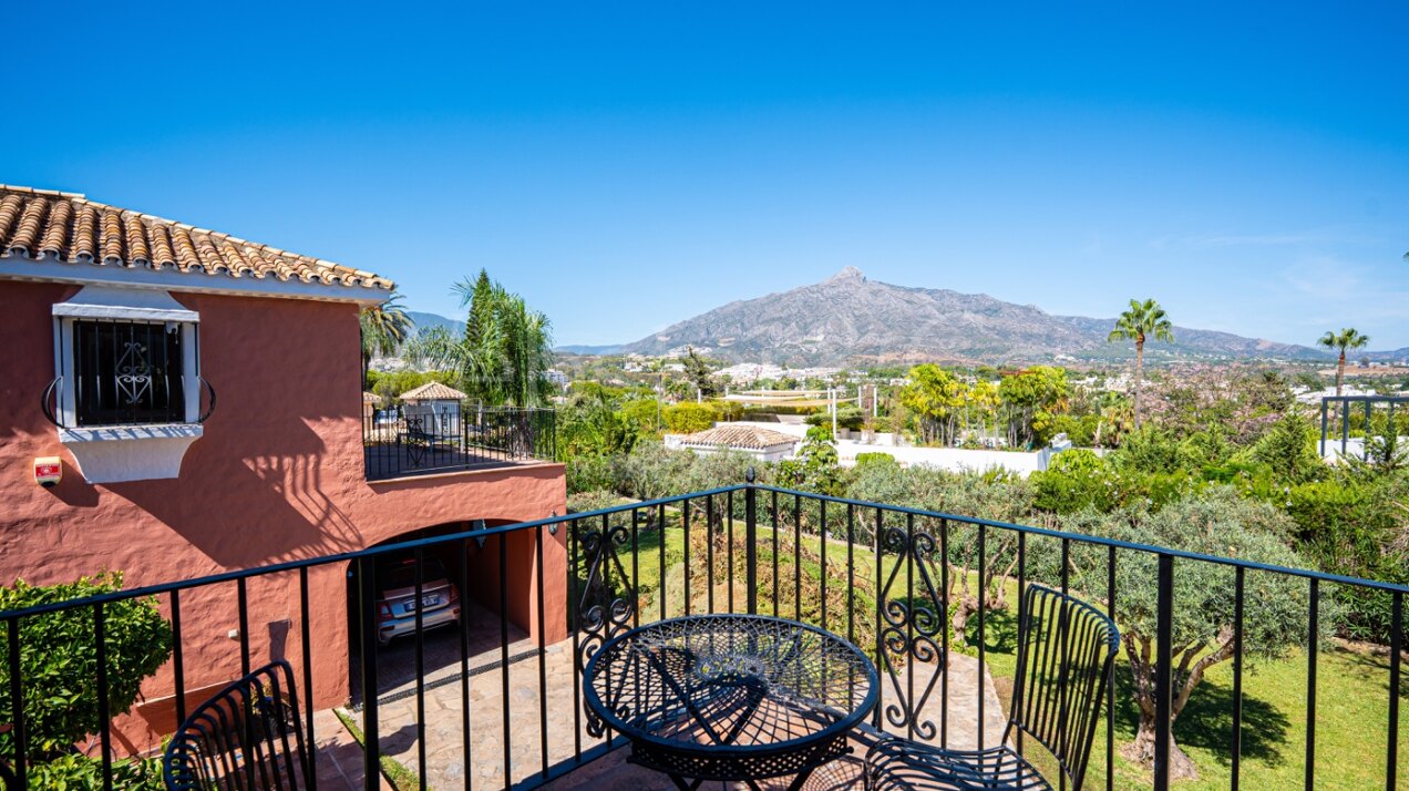 Villa Olivares - Spanish Charm in Nueva Andalucia