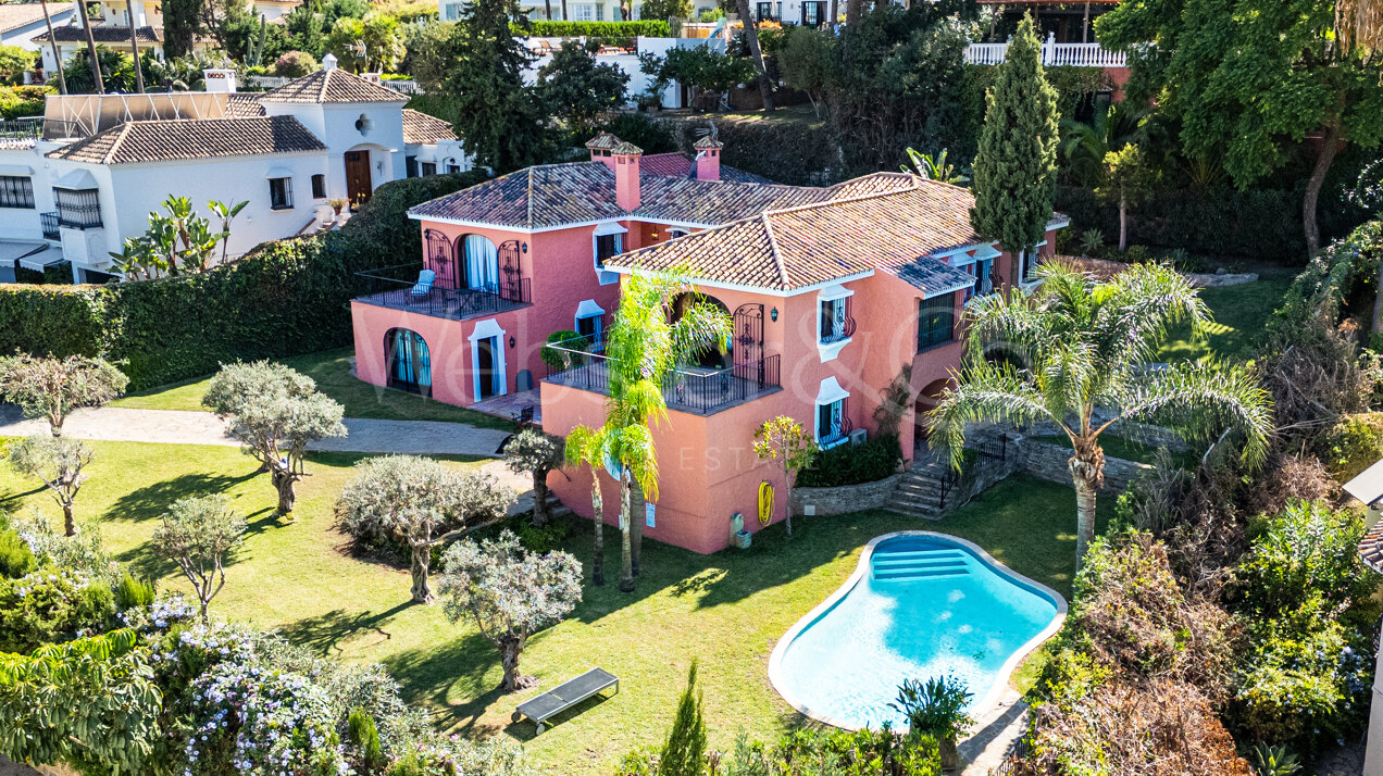 Villa Olivares - Spanish Charm in Nueva Andalucia