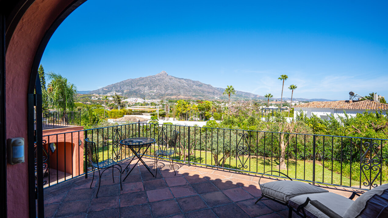 Villa Olivares - Spanish Charm in Nueva Andalucia