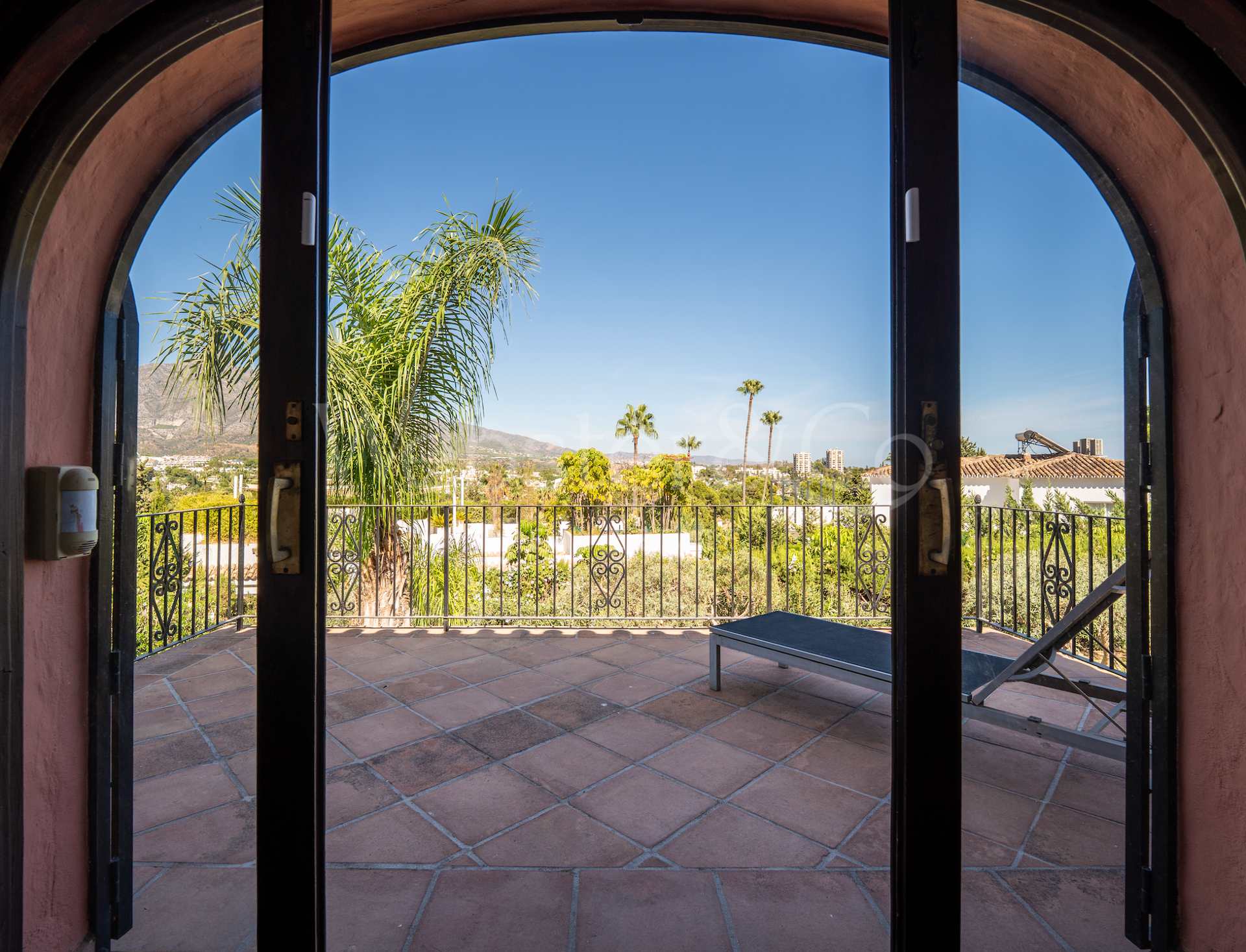 Villa Olivares - Spanish Charm in Nueva Andalucia