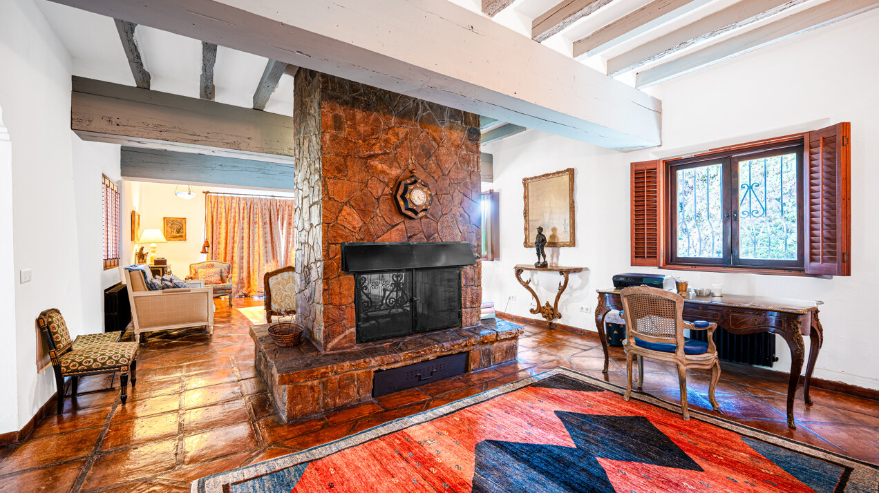 Enchanting blend of rustic elegance & modern comfort