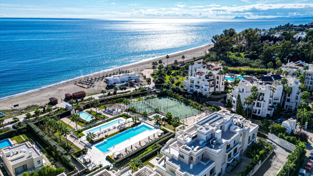 Penthouse Velaya - Frontline Beach Home, Estepona