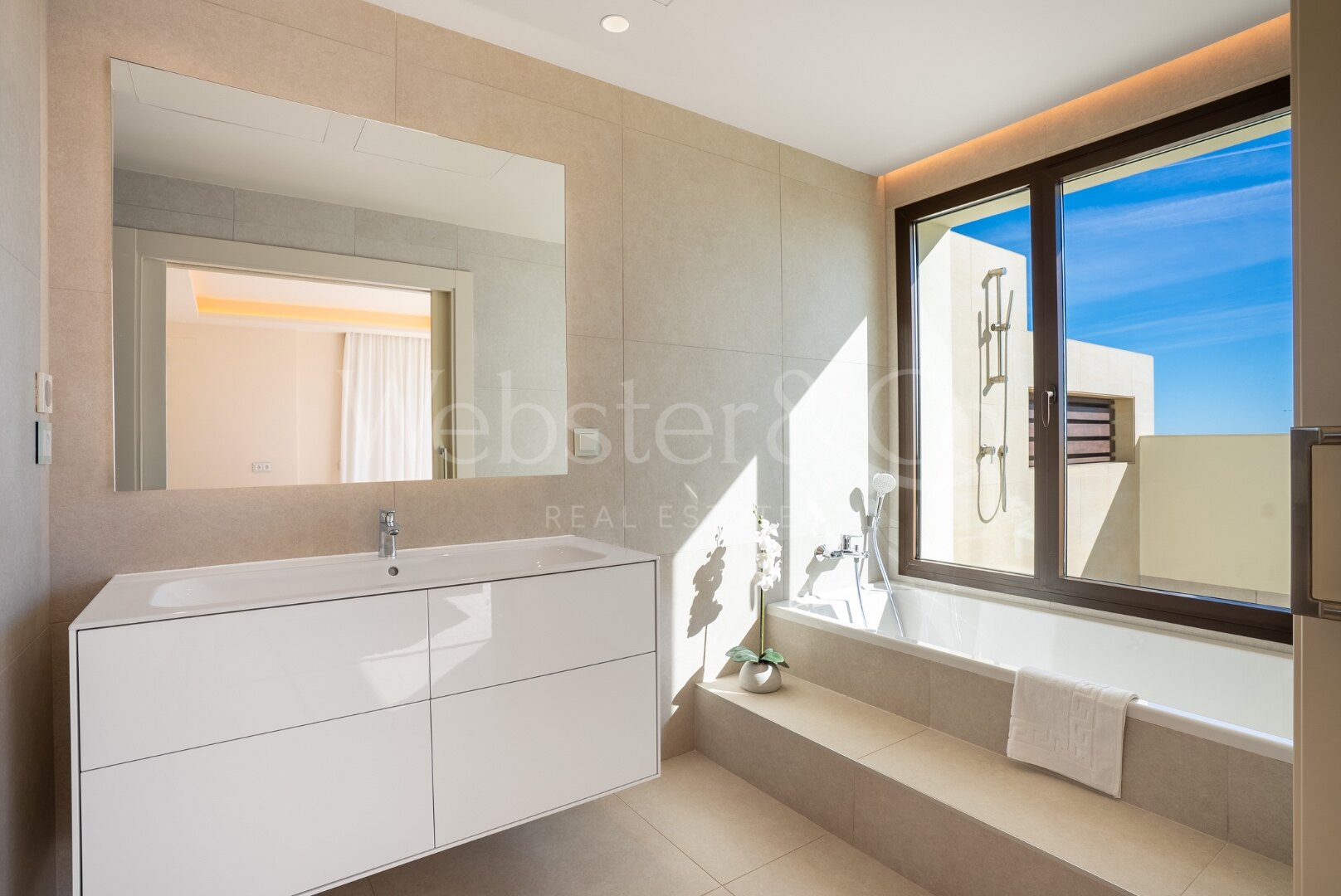 Penthouse Velaya - Frontline Beach Home, Estepona