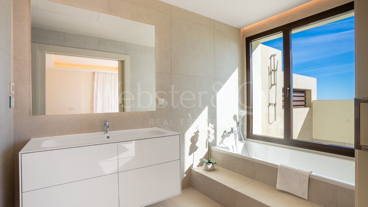 Penthouse Velaya - Frontline Beach Home, Estepona