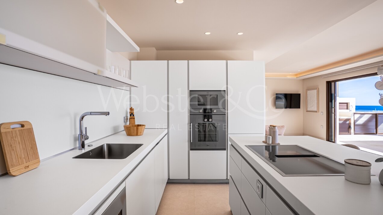 Penthouse Velaya - Frontline Beach Home, Estepona