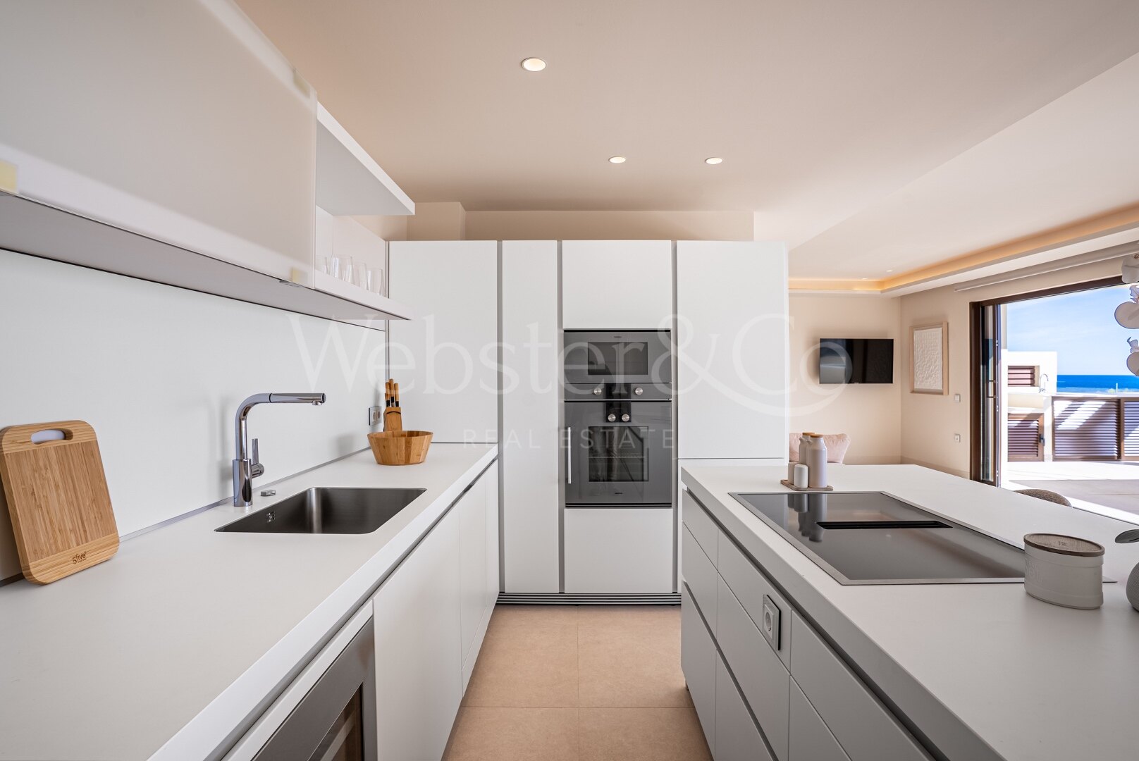 Penthouse Velaya - Frontline Beach Home, Estepona