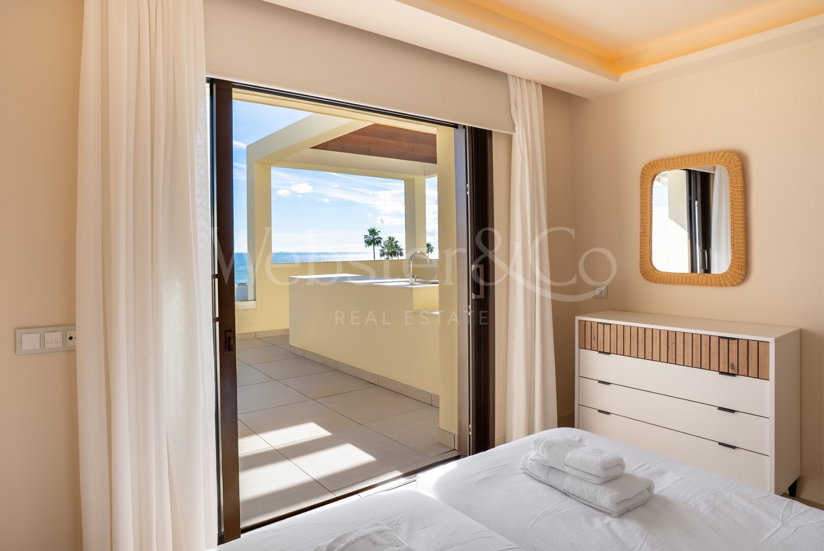 Penthouse Velaya - Frontline Beach Home, Estepona