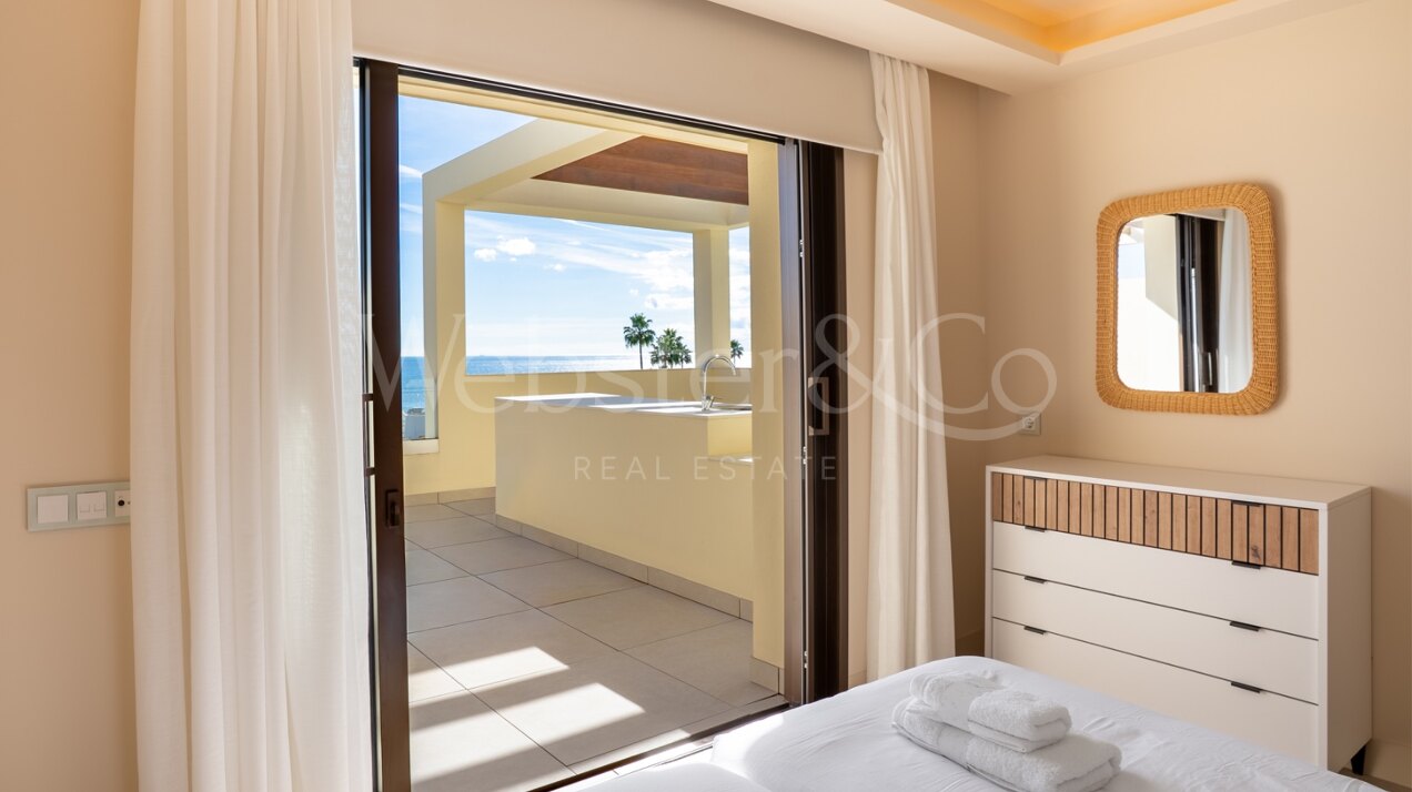 Penthouse Velaya - Frontline Beach Home, Estepona