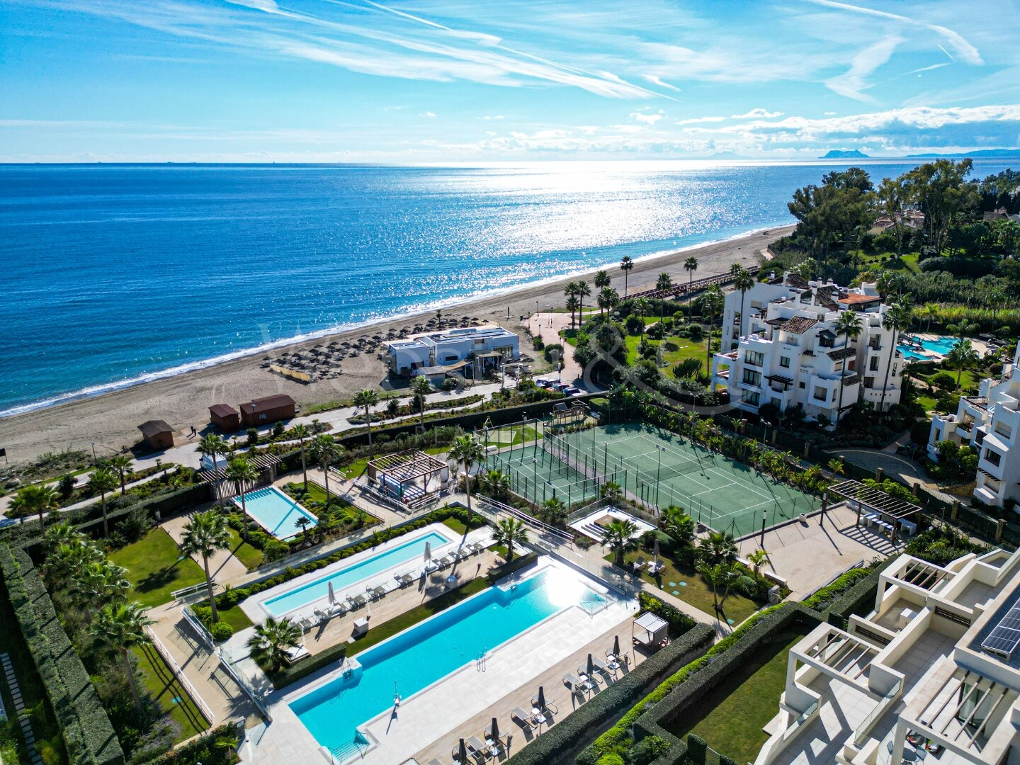 Penthouse Velaya - Frontline Beach Home, Estepona