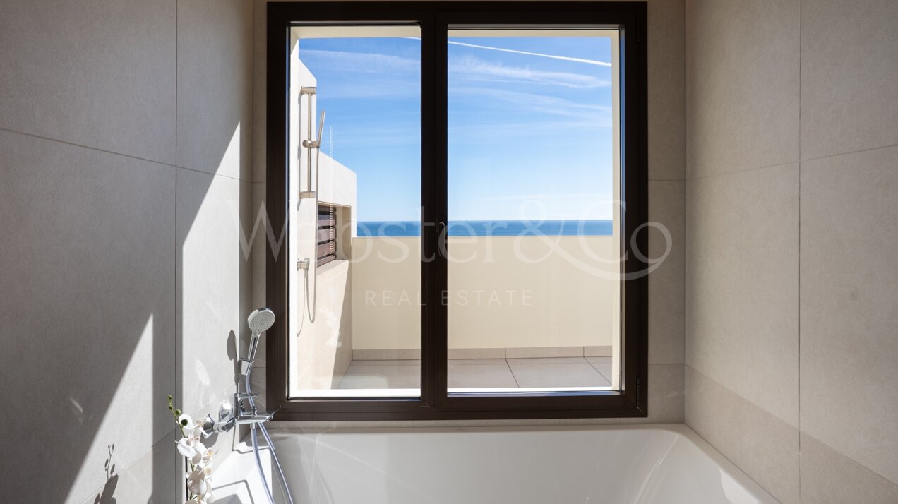 Penthouse Velaya - Frontline Beach Home, Estepona