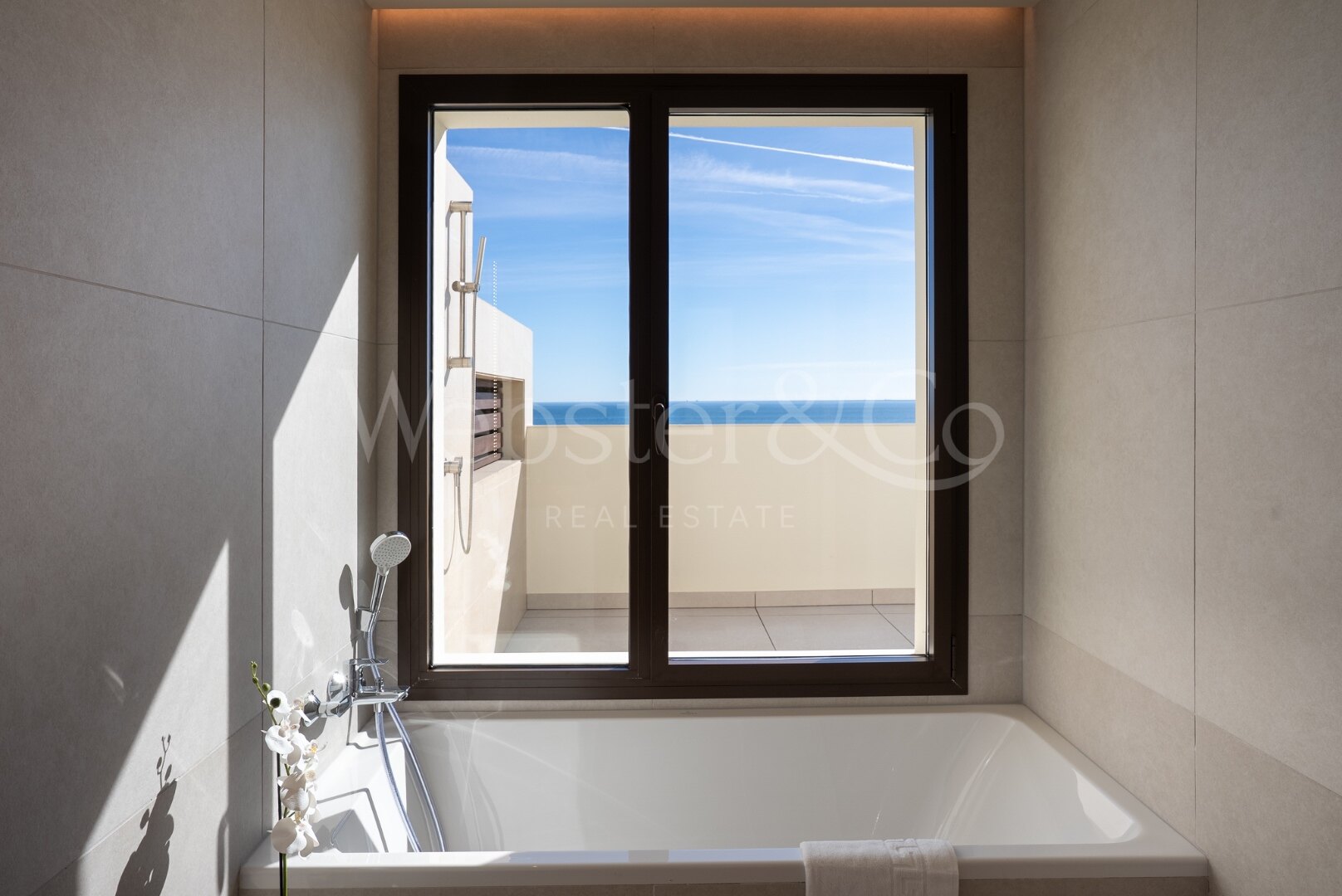 Penthouse Velaya - Frontline Beach Home, Estepona