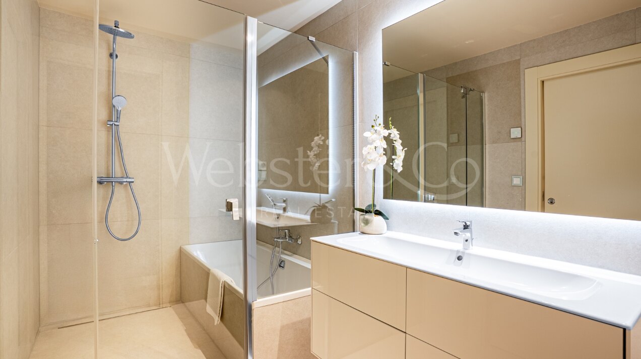 Penthouse Velaya - Frontline Beach Home, Estepona