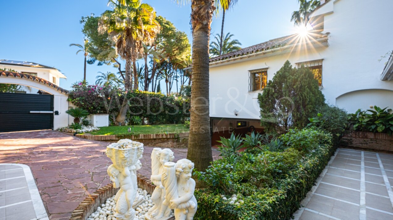 Villa La Fontana - Classical Luxury in Los Monteros
