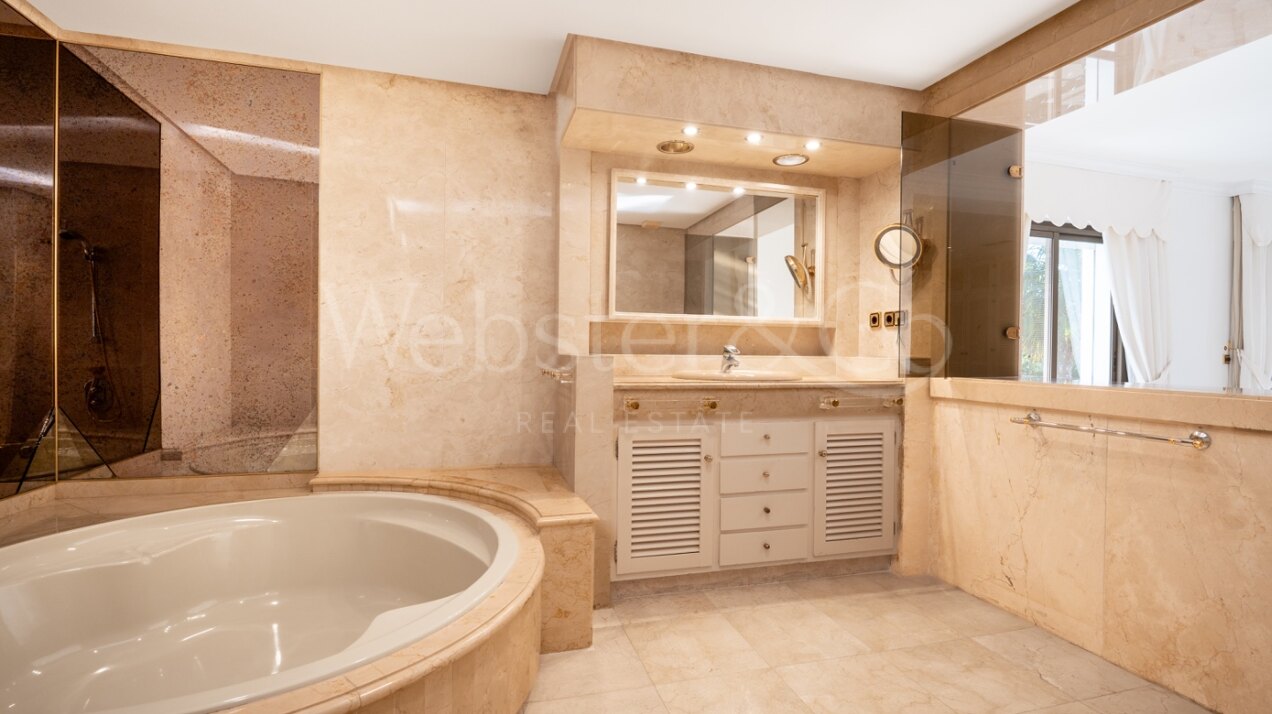 Villa La Fontana - Classical Luxury in Los Monteros