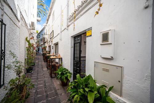 Property Highlights:- Prime Old Town location- Steps to Plaza de los Naranjos- Dual street entrances- Andalucian patio- Five bedrooms- Two bathrooms- Full roof terrace- Storage and laundry room- Family-friendly layout- Investment potential