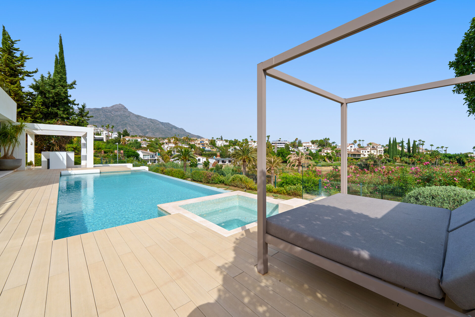 Leo 21B - Frontline Golf Villa in Nueva Andalucía