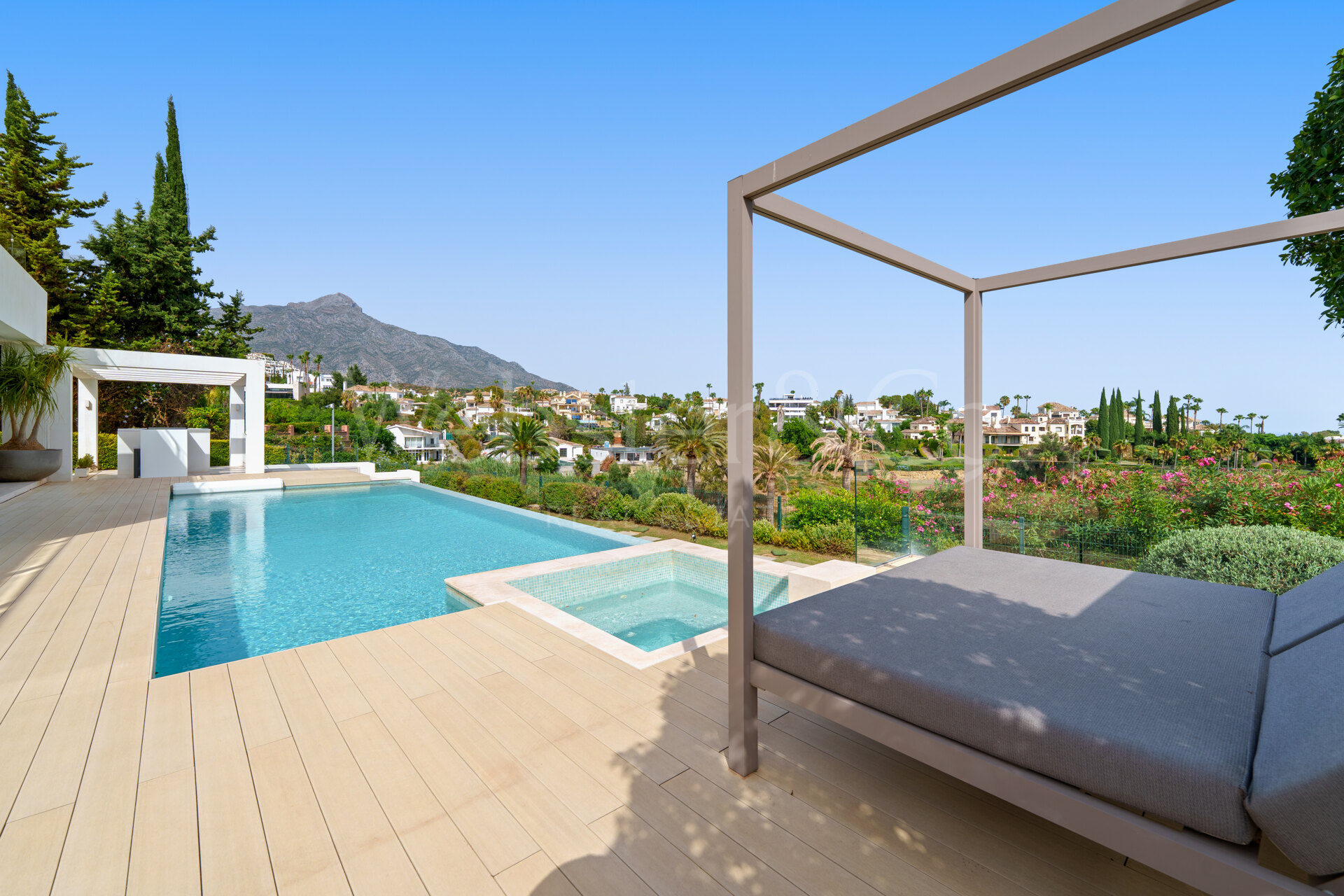 Leo 21B - Frontline Golf Villa in Nueva Andalucía