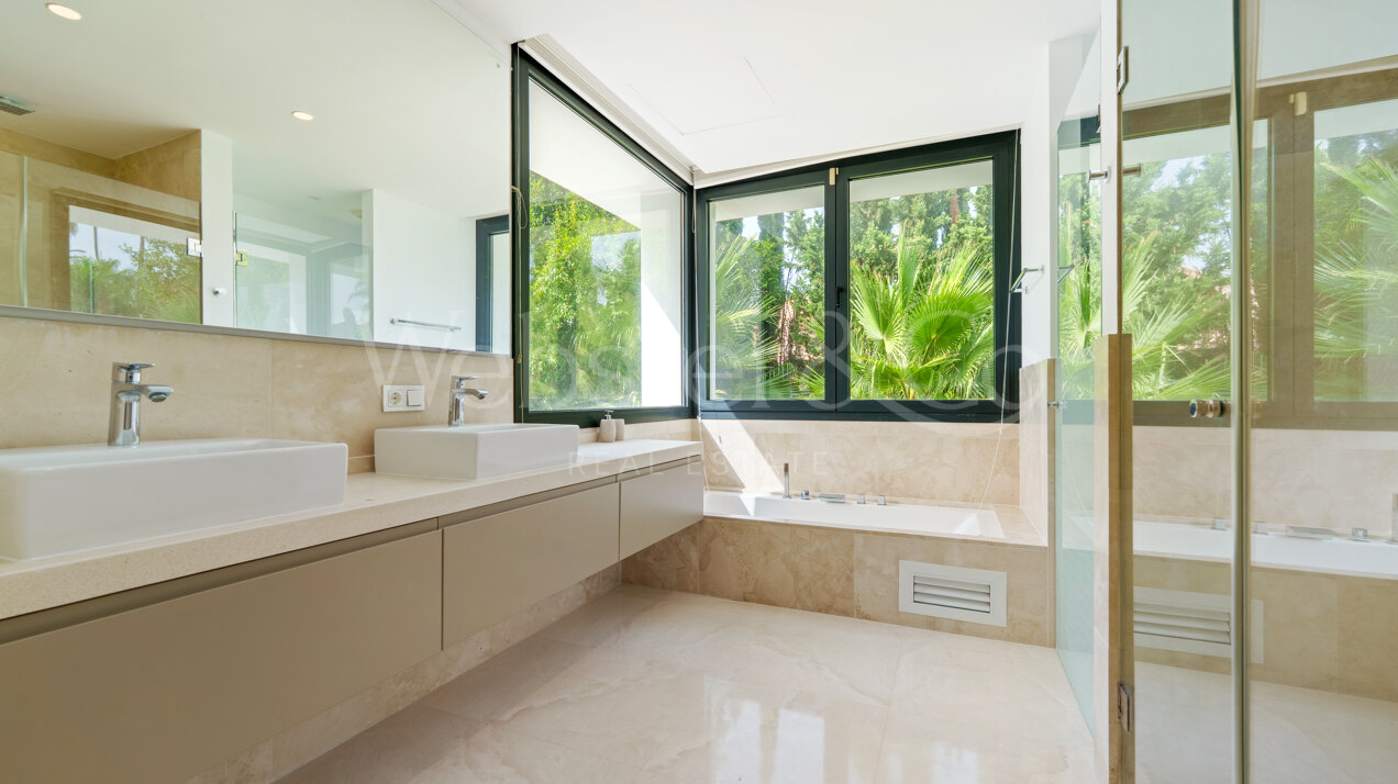 Leo 21B - Frontline Golf Villa in Nueva Andalucía