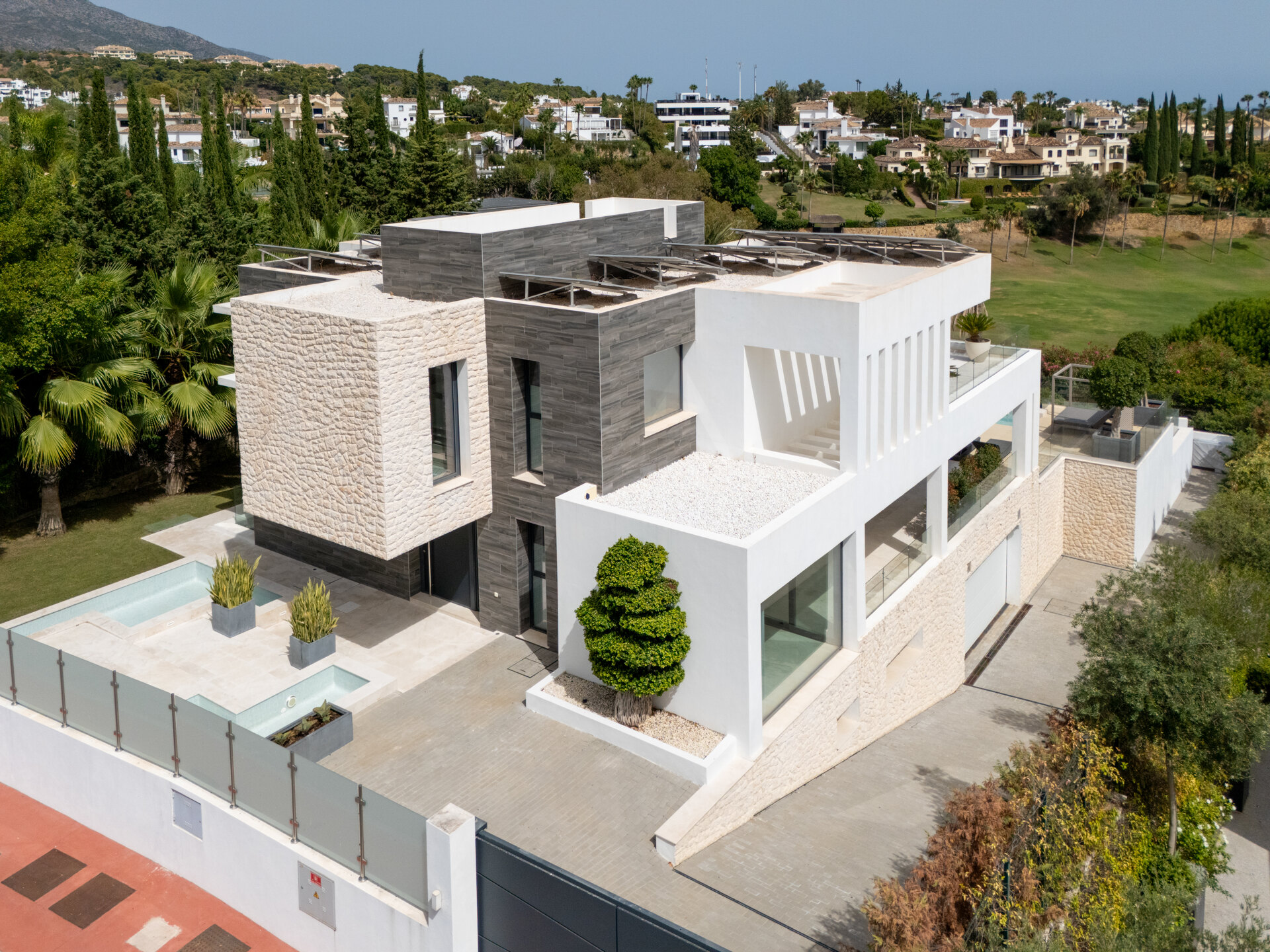 Leo 21B - Frontline Golf Villa in Nueva Andalucía