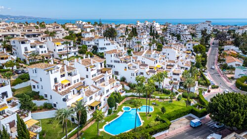Property Highlights:- Rent-to-buy apartment- Ground floor- Fully renovated in 2025- Open-plan living, dining, & kitchen- Natural light throughout- 2 private terraces- Gated community- 24-hour security- Two pools & landscaped gardens- Resort-style setting- Private parking- Near Puerto Banús & golf courses- Move-in ready